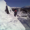 Odklízení sněhu ze šikmé střechy pomocí lanové techniky