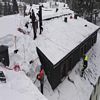 Odklízení sněhu ze střechy