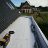 Pokládání geotextilie na střechu garáže (při realizaci)